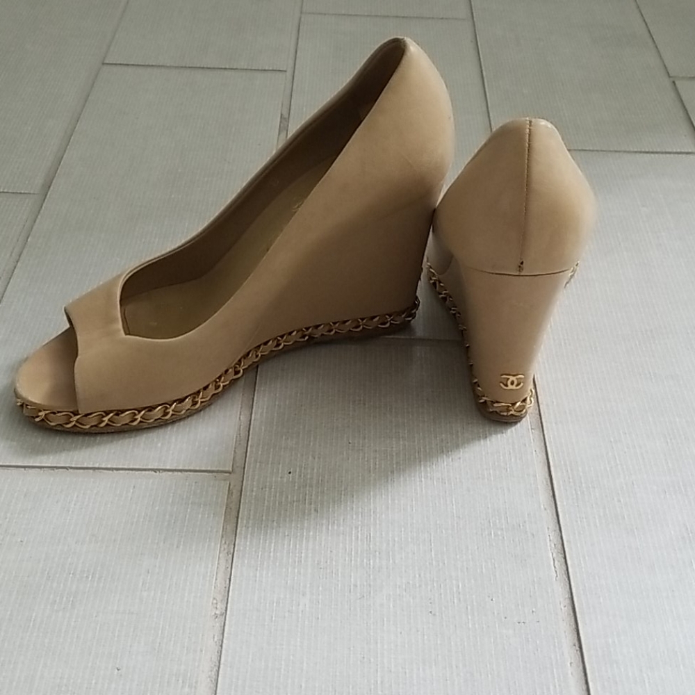 Chanel leather wedges 37